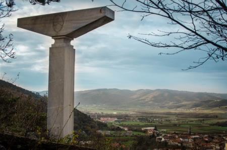Na fotografiji je v ospredju Teodozijev križ, v ozadju pa razgled na vas Vrhpolje